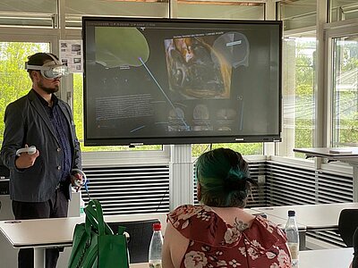 Professor demonstrates VR glasses with app