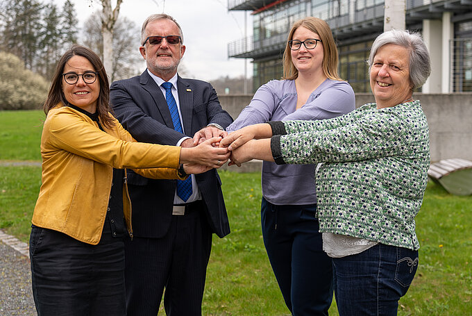 Together for a sustainable university (from left): Prof. Dr. Manuela Wimmer, University President Prof. Dr. Dr. h.c.. Jürgen Lehmann, the new sustainability manager Anja Grabmeier and Christina Fischer, Personal Assistant to the president.
