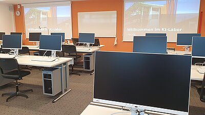 Labor für Künstliche Intelligenz; Raum mit Computerarbeitsplätzen