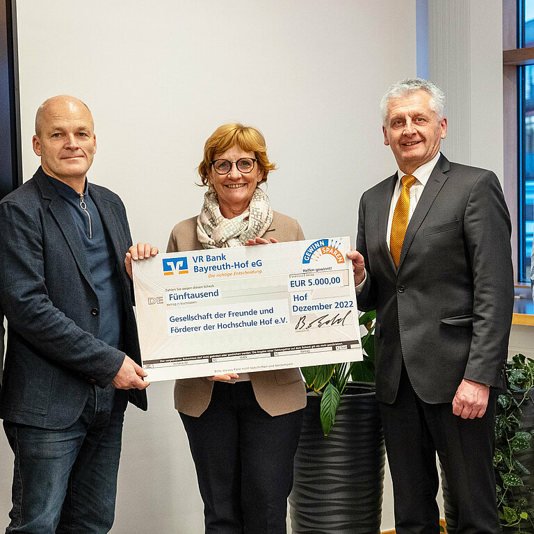 Man sieht ein Bild der Spendenübergabe.