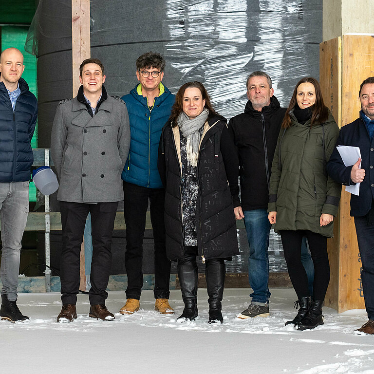 Das Projektteam vor dem zentralem 150 m³ umfassenden Großwärmespeicher (v.l.n.r.): Oliver Stark, Robin Fick, Prof. Dr. Robert Honke, Silke Priller, Heiko Blechschmidt, Susan Schaller, Eric Priller; (es fehlt: Dominik Hollering); Quelle: Hochschule Hof;