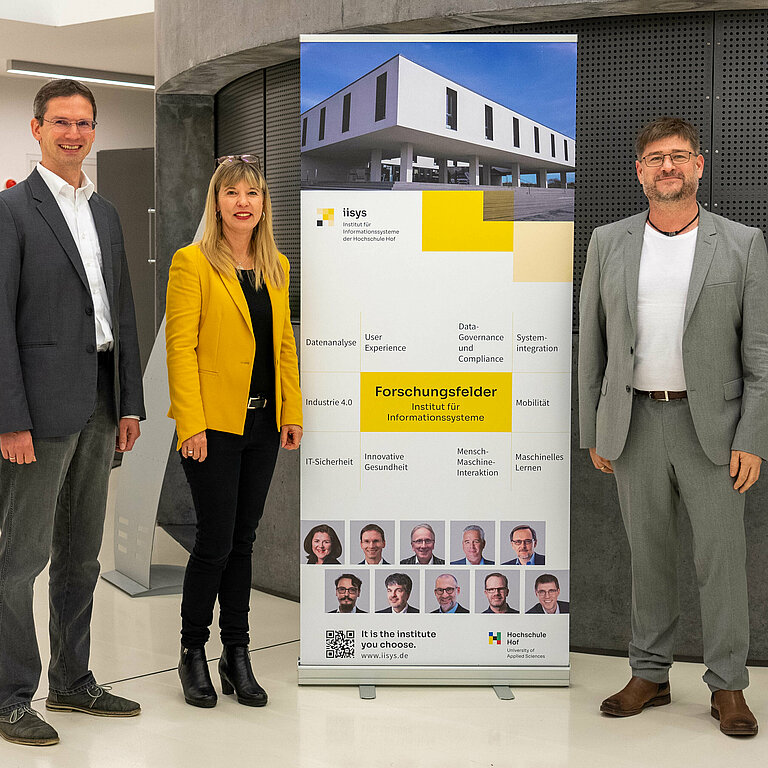 Auf dem Bild: Prof. Dr. René Peinl (Leiter Institut für Informationssysteme der Hochschule Hof (iisys), Grit Götz (Assistenz der Institutsleitung) und Florian Pöhner (Lamilux);