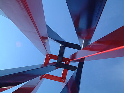 Detail shot of the art work standing in front of Hof University