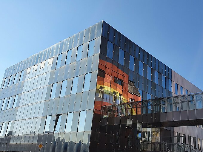 Spiegelhaus mit Regenbogenhaus, das sich darin spiegelt in Selb