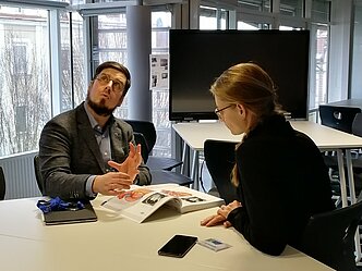 Lehrsituation mit Professor und Studentin