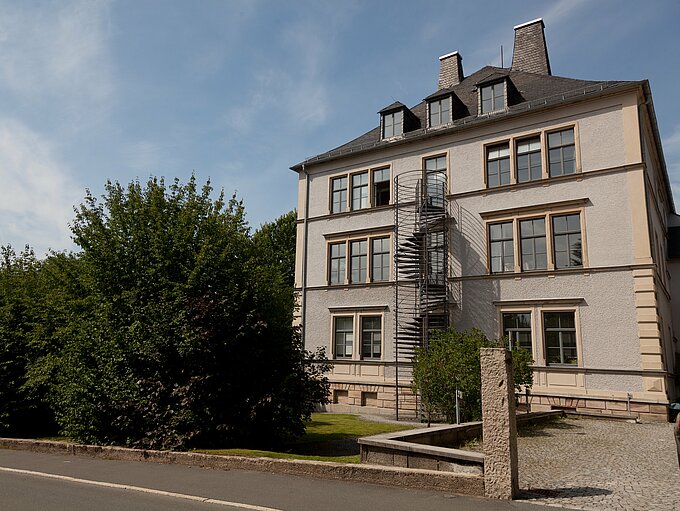 Gebäude Campus Münchberg von der Kulmbacher Straße aus