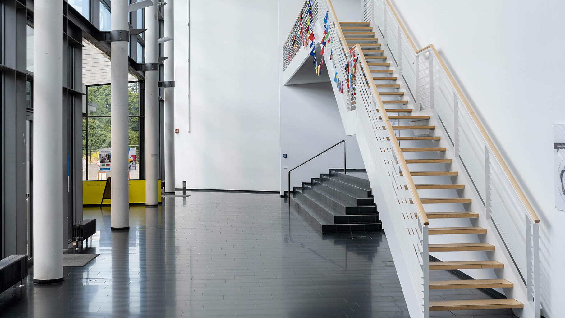 B-Foyer im Erdgeschoss am Campus Hof mit weißer Treppe