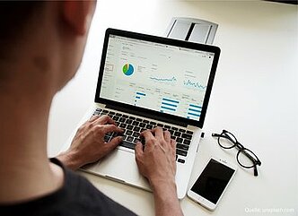 Person arbeitet am Laptop