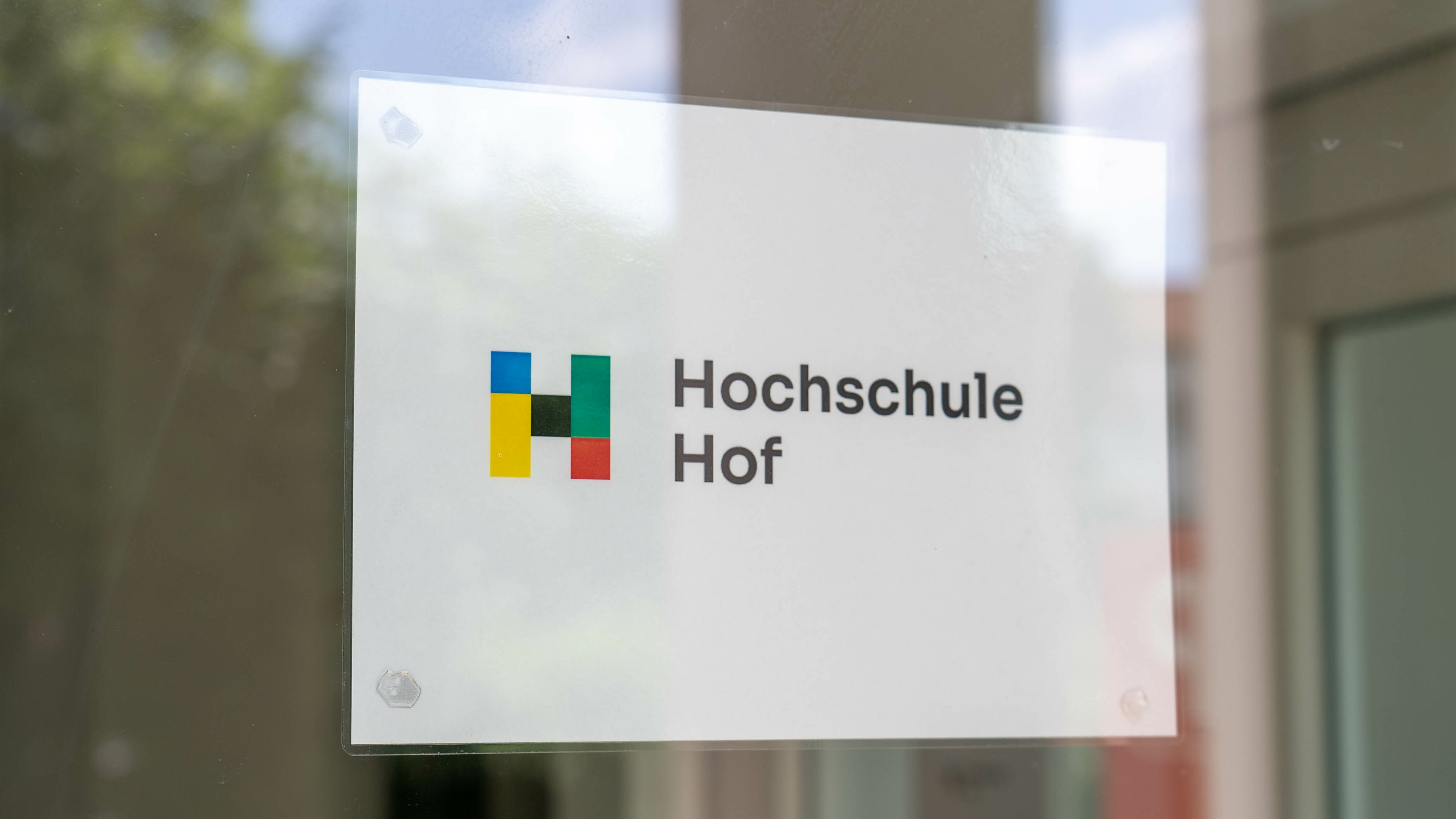 Fensterscheibe mit Logo "Hochschule Hof"