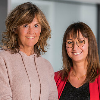Prof. Dr. Christine Falkenreck (on the left side) with her research fellow Julia Eschenbacher, M.Sc. (on the right side) Foto der Forschungsgruppe "Marketing innovativer IoT Business Modelle"