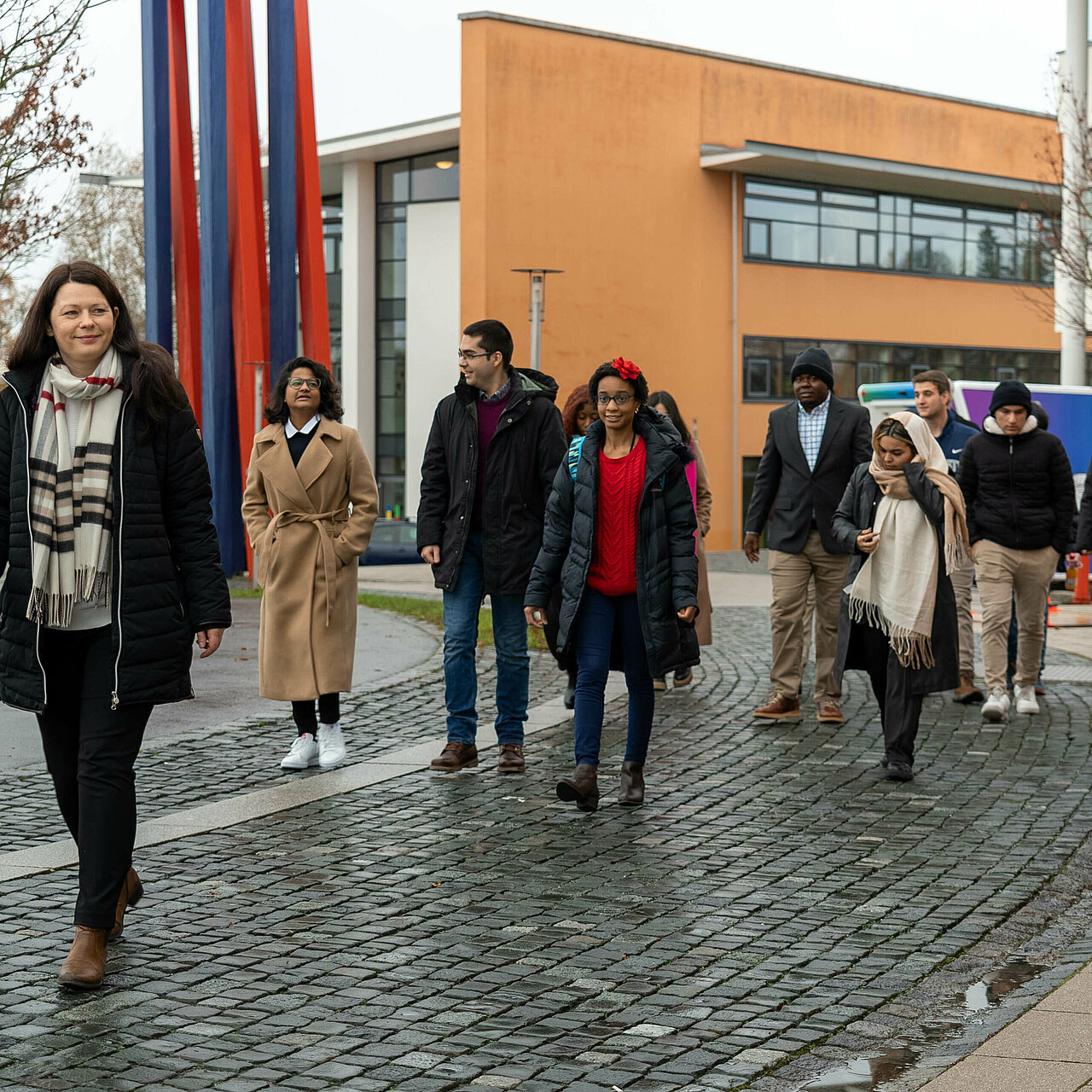 Frau führt eine Gruppe von Studenten