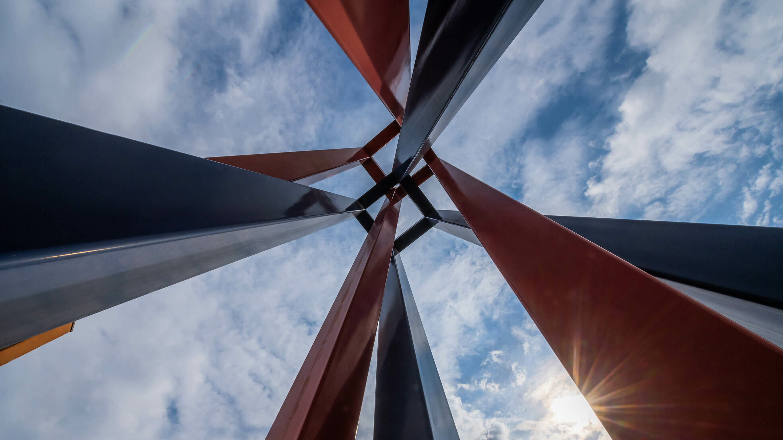 Architektur rote und blaue Säulen mit Himmel am Campus Hof