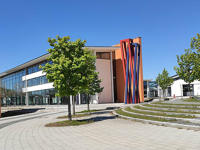 Campus Hof Blick auf Gebäude B