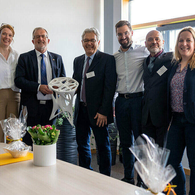 On the picture from left: Susanne Krause (Head of the International Office of Hof University), President Prof. Dr. Dr. h.c.. Jürgen Lehmann, Prof. Dr. Fernando Martini Catalano (Dean of the School of Engineering), Prof. Dr. Christoph Koch, Prof. Dr. Fernando César Almada Santos and Prof. Dr.-Ing. Anke Müller (Dean of the Faculty of Engineering at Hof University)