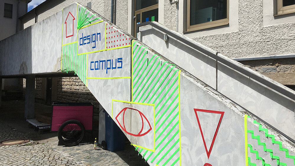 Treppe am Campus Münchberg mit bunter Gestaltung von der Designblick-Ausstellung