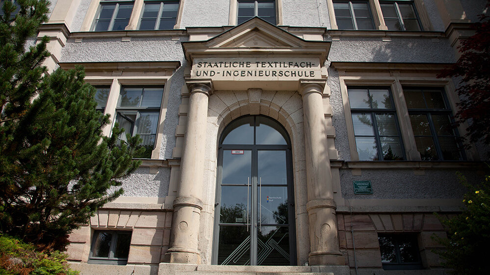 Campus Münchberg, Eingang des Hauptgebäudes in der Kulmbacher Straße