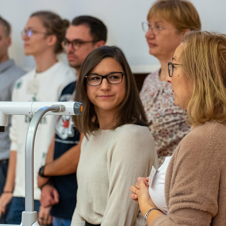 Größe Gruppe hört einer Sprecherin zu