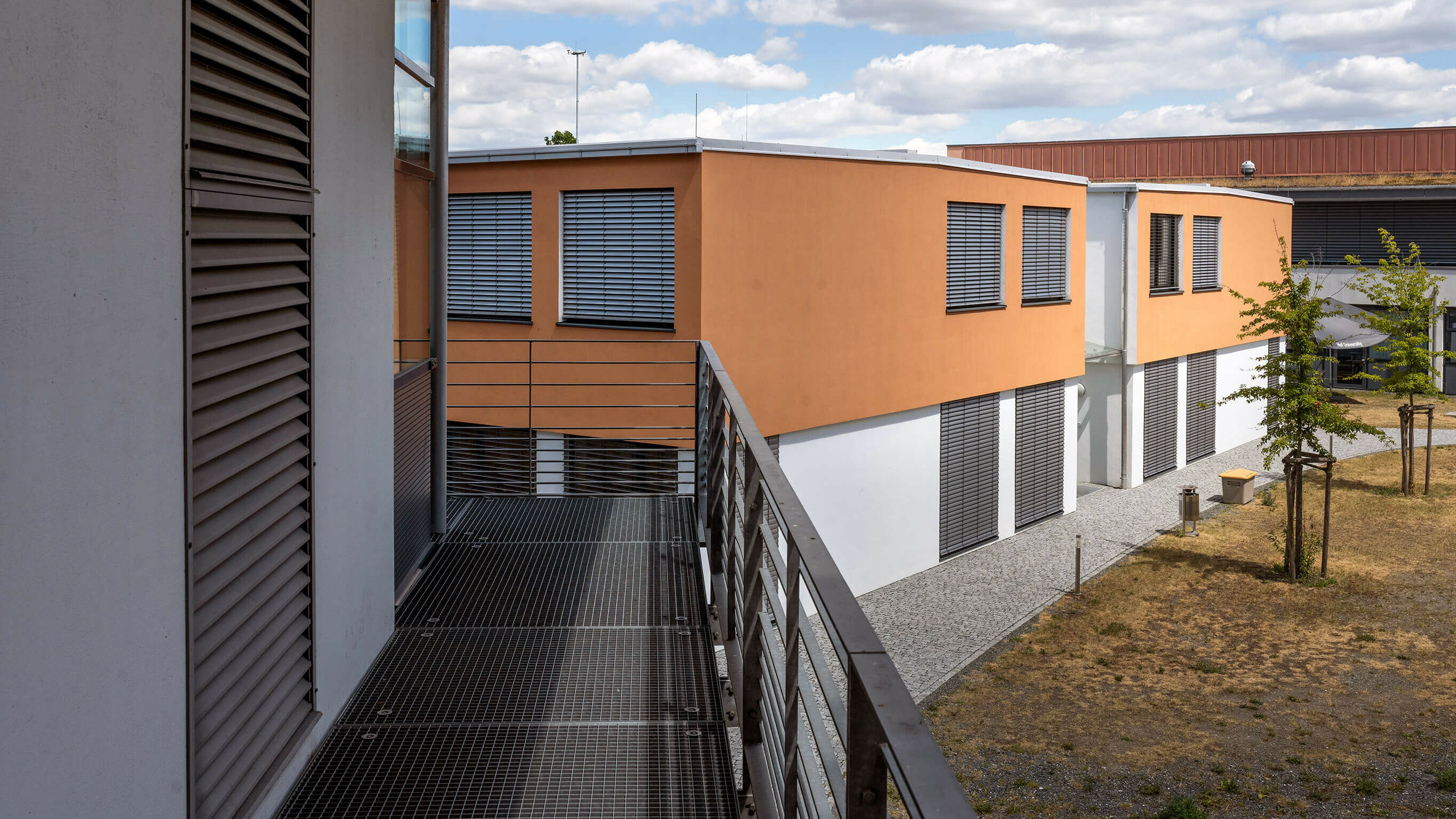 Blick auf das Mobilgebäude am Campus Hof