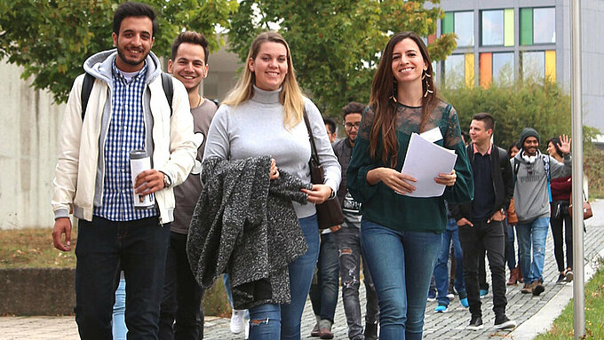 Studierende laufen vom iisys zur Hochschule Hof