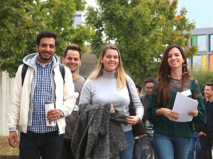 Studierende laufen vom iisys zur Hochschule Hof