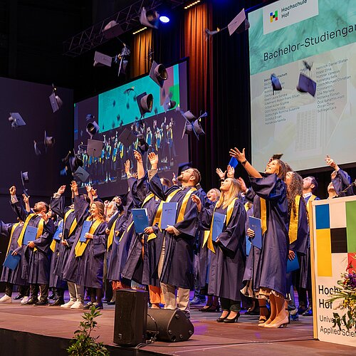 ✨🎓"Hats up!” was the motto for our graduates in the Hofer Freiheitshalle as 450 graduates said goodbye to Hof...
